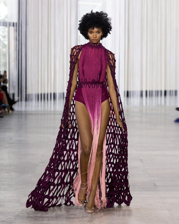 مجموعة طوني ورد للأزياء الراقية ترسم صورة فاخرة تخترق البشرة وتتسلل إلى الروح من خلال الفن والتكنولوجيا والاستدامة