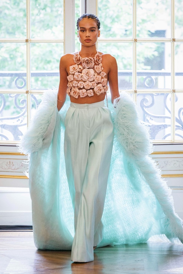 رحلة جديدة ملهمة للمصممة Tamara Ralph مع إطلاق علامتها من أسبوع الموضة الباريسي للهوت كوتور 