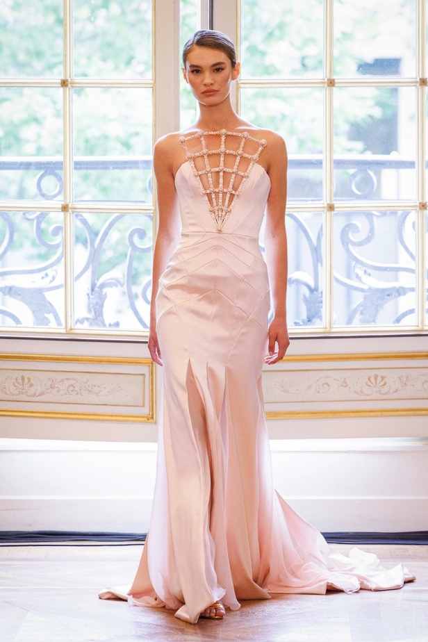 رحلة جديدة ملهمة للمصممة Tamara Ralph مع إطلاق علامتها من أسبوع الموضة الباريسي للهوت كوتور 