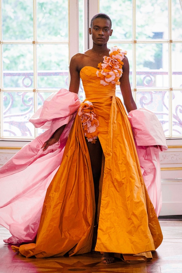 رحلة جديدة ملهمة للمصممة Tamara Ralph مع إطلاق علامتها من أسبوع الموضة الباريسي للهوت كوتور 