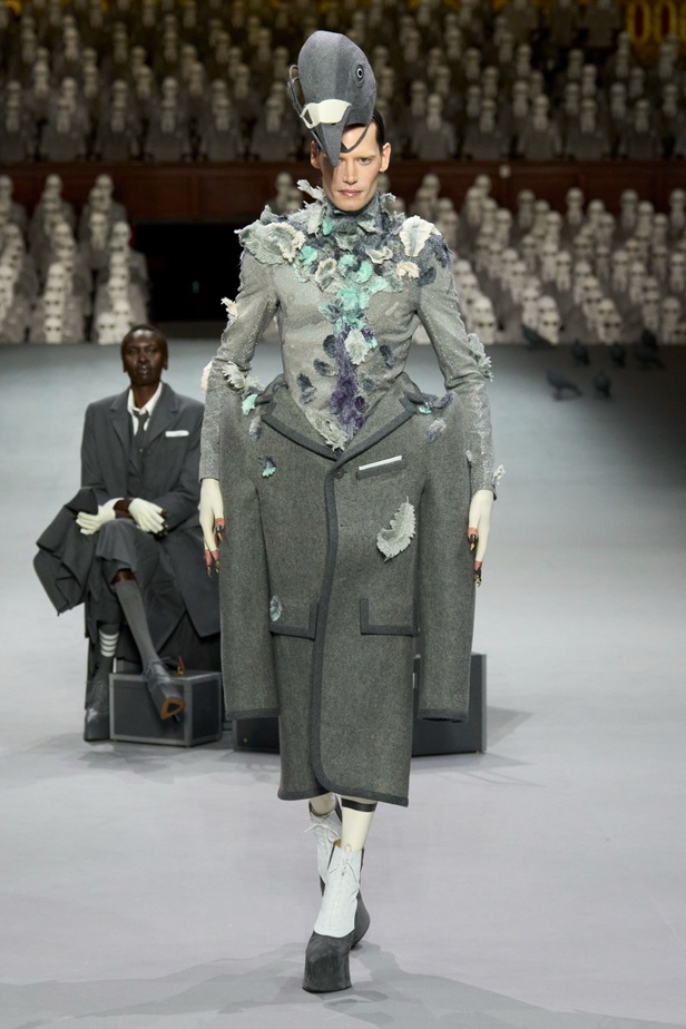 مجموعة Thom Browne للأزياء الراقية لخريف وشتاء 2024... الأزياء الهوت كوتور في شكل مسرحي