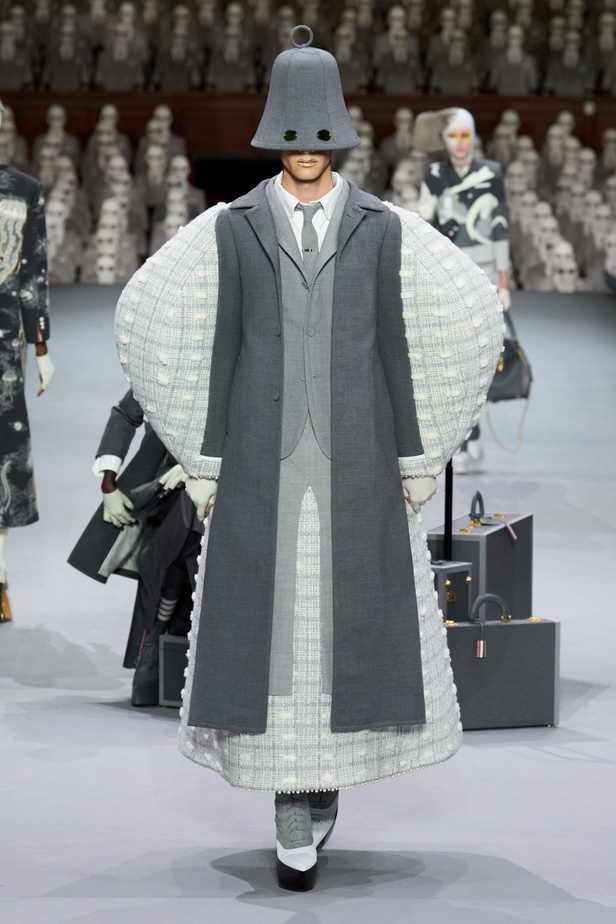 مجموعة Thom Browne للأزياء الراقية لخريف وشتاء 2024... الأزياء الهوت كوتور في شكل مسرحي