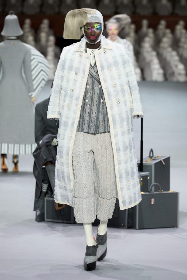 مجموعة Thom Browne للأزياء الراقية لخريف وشتاء 2024... الأزياء الهوت كوتور في شكل مسرحي