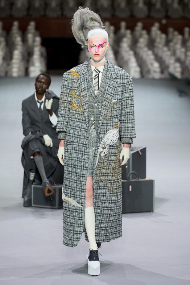 مجموعة Thom Browne للأزياء الراقية لخريف وشتاء 2024... الأزياء الهوت كوتور في شكل مسرحي