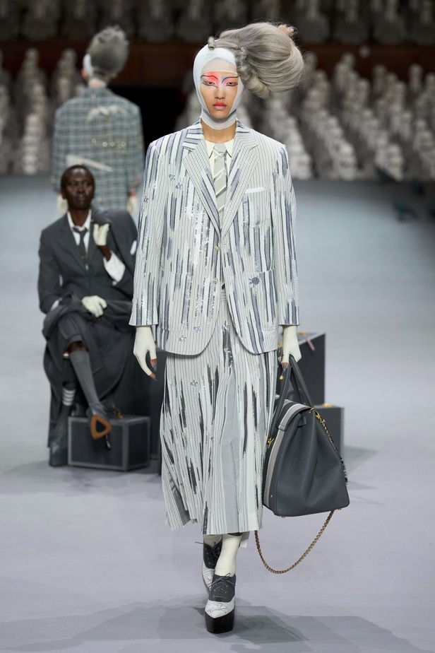 مجموعة Thom Browne للأزياء الراقية لخريف وشتاء 2024... الأزياء الهوت كوتور في شكل مسرحي