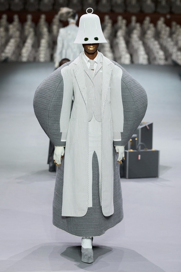مجموعة Thom Browne للأزياء الراقية لخريف وشتاء 2024... الأزياء الهوت كوتور في شكل مسرحي