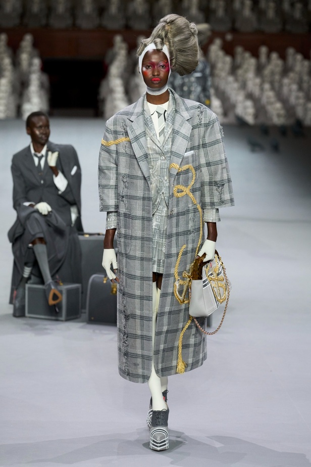 مجموعة Thom Browne للأزياء الراقية لخريف وشتاء 2024... الأزياء الهوت كوتور في شكل مسرحي