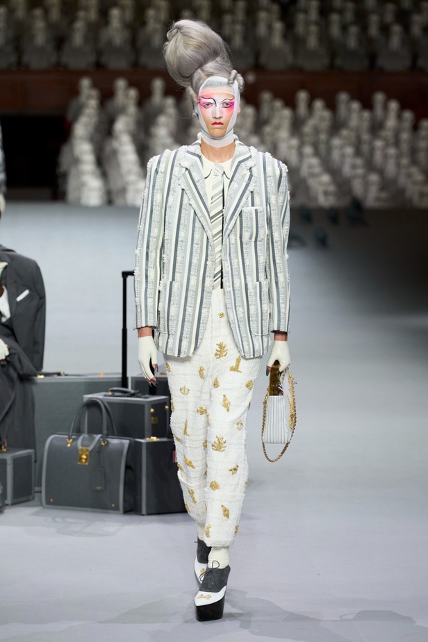 مجموعة Thom Browne للأزياء الراقية لخريف وشتاء 2024... الأزياء الهوت كوتور في شكل مسرحي