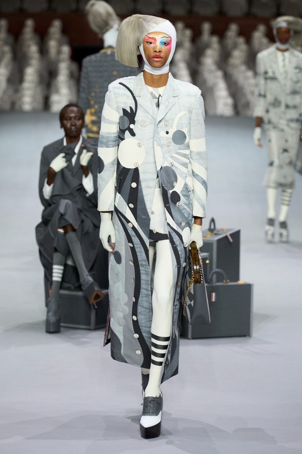مجموعة Thom Browne للأزياء الراقية لخريف وشتاء 2024... الأزياء الهوت كوتور في شكل مسرحي