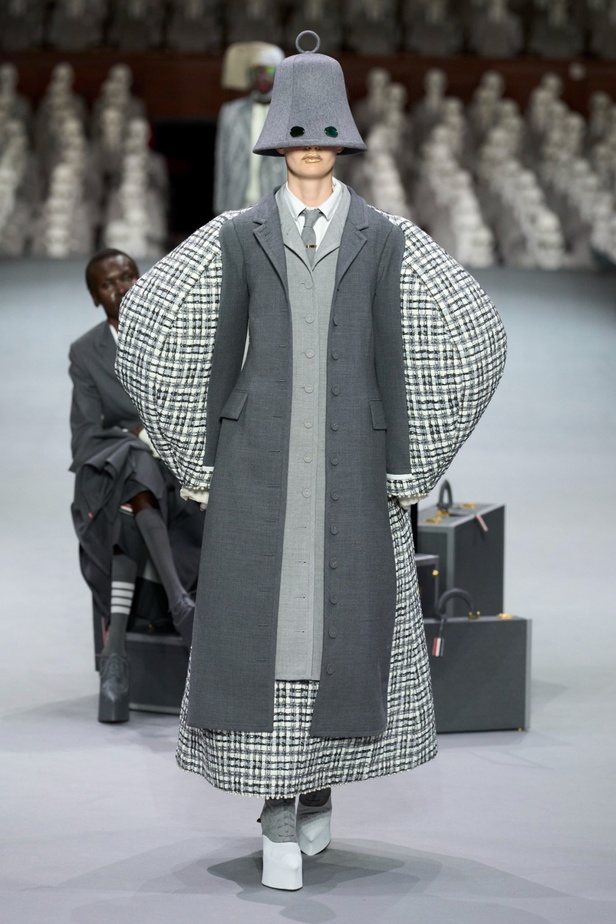 مجموعة Thom Browne للأزياء الراقية لخريف وشتاء 2024... الأزياء الهوت كوتور في شكل مسرحي