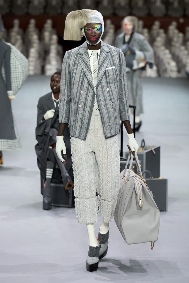 مجموعة Thom Browne للأزياء الراقية لخريف وشتاء 2024... الأزياء الهوت كوتور في شكل مسرحي