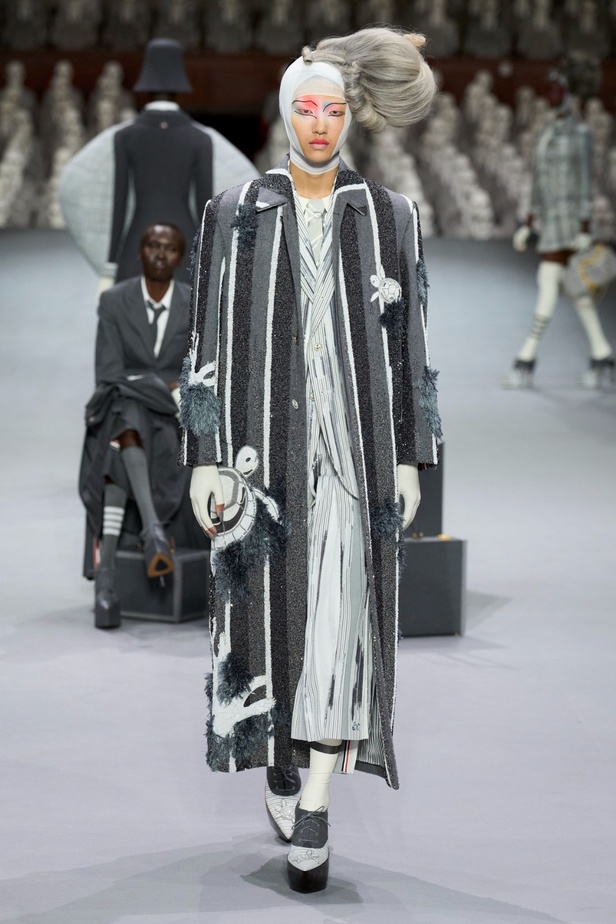 مجموعة Thom Browne للأزياء الراقية لخريف وشتاء 2024... الأزياء الهوت كوتور في شكل مسرحي