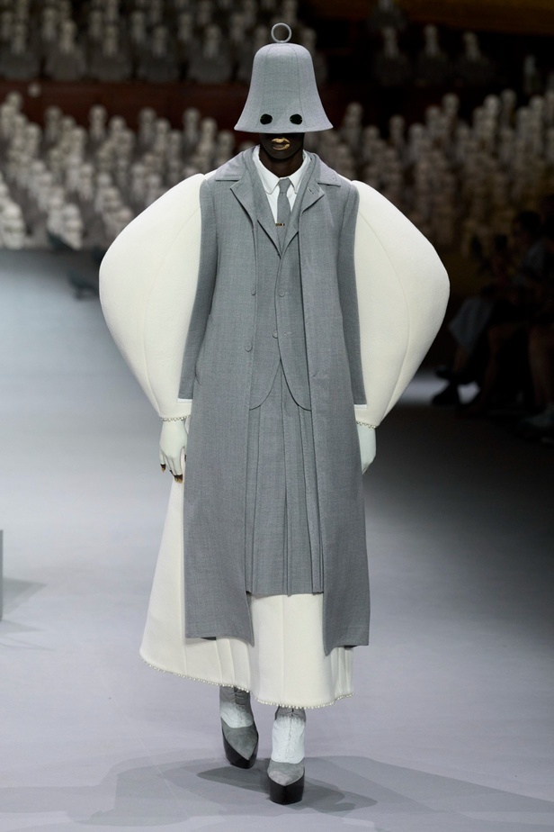 مجموعة Thom Browne للأزياء الراقية لخريف وشتاء 2024... الأزياء الهوت كوتور في شكل مسرحي
