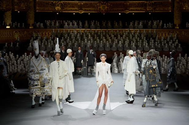 مجموعة Thom Browne للأزياء الراقية لخريف وشتاء 2024... الأزياء الهوت كوتور في شكل مسرحي