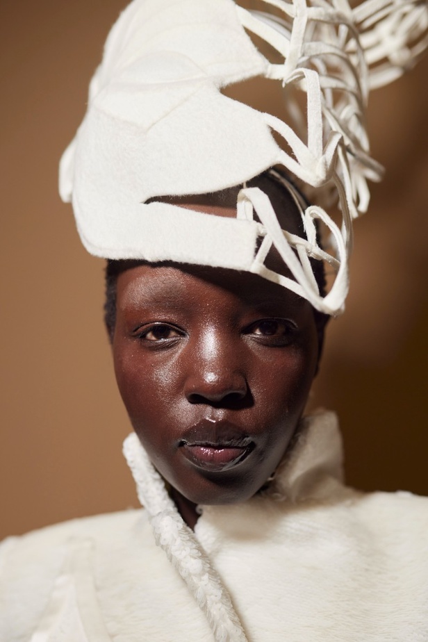 إطلالات جمالية من عرض مجموعة Thom Browne للأزياء الراقية لخريف وشتاء 2024