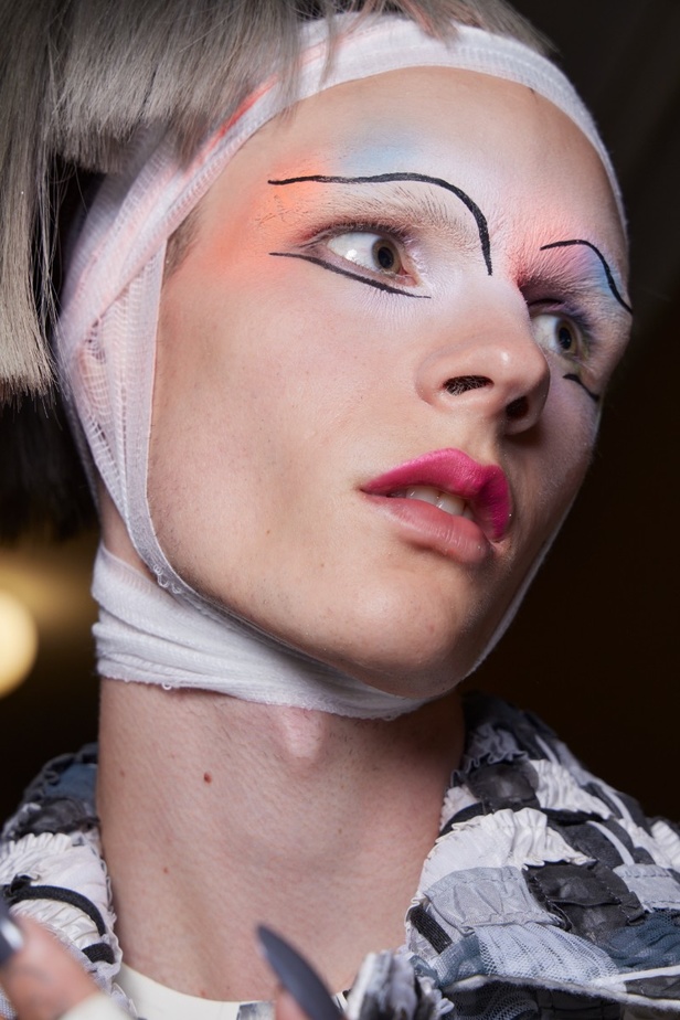 إطلالات جمالية من عرض مجموعة Thom Browne للأزياء الراقية لخريف وشتاء 2024