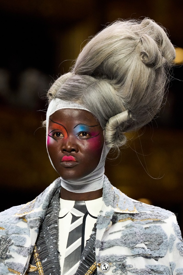 إطلالات جمالية من عرض مجموعة Thom Browne للأزياء الراقية لخريف وشتاء 2024
