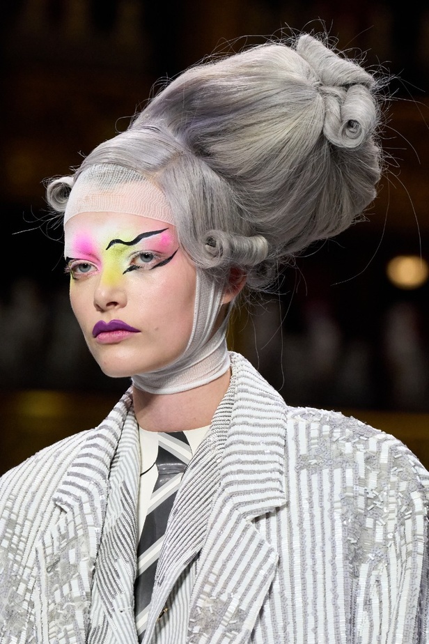إطلالات جمالية من عرض مجموعة Thom Browne للأزياء الراقية لخريف وشتاء 2024