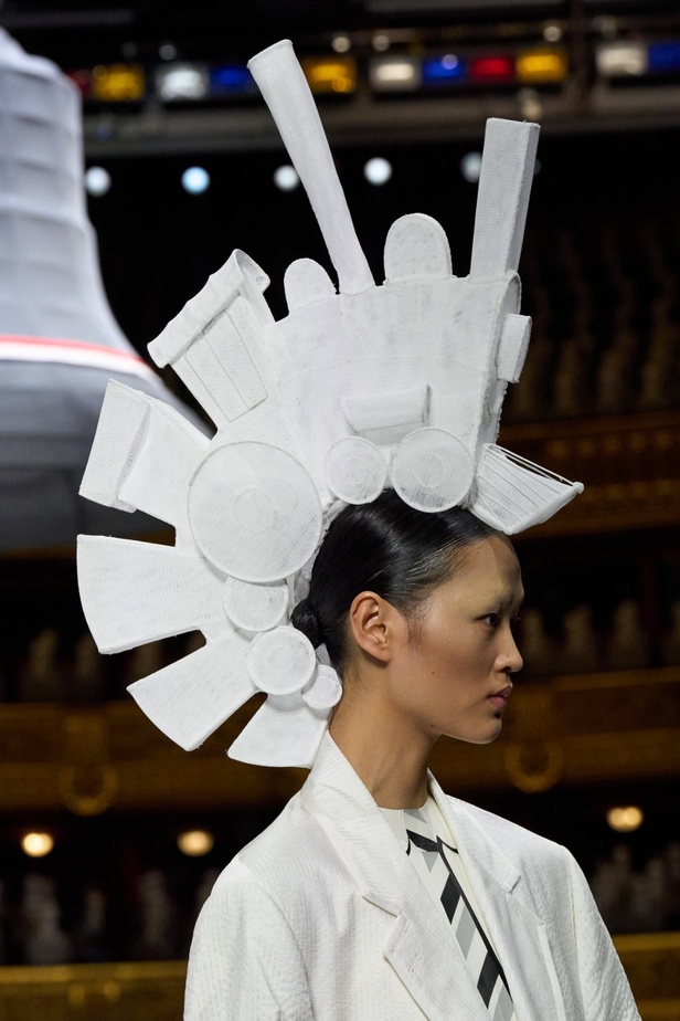 مجموعة Thom Browne للأزياء الراقية لخريف وشتاء 2024... الأزياء الهوت كوتور في شكل مسرحي