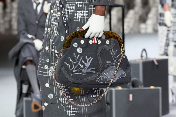 مجموعة Thom Browne للأزياء الراقية لخريف وشتاء 2024... الأزياء الهوت كوتور في شكل مسرحي