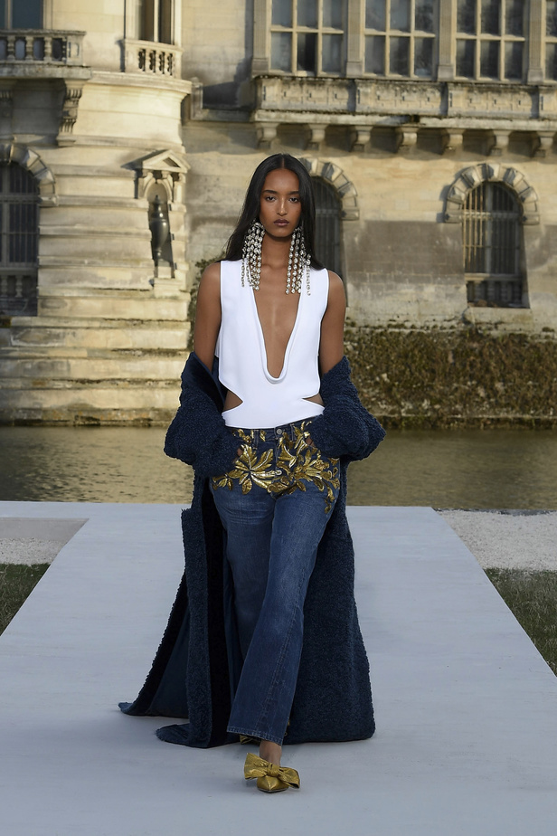 الدانتيل والكشكش عنوان الأناقة في مجموعة Valentino للهوت كوتور 2023-2024