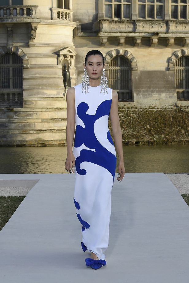 الدانتيل والكشكش عنوان الأناقة في مجموعة Valentino للهوت كوتور 2023-2024