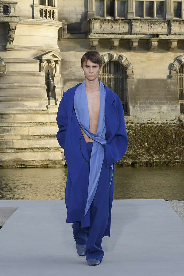 الدانتيل والكشكش عنوان الأناقة في مجموعة Valentino للهوت كوتور 2023-2024