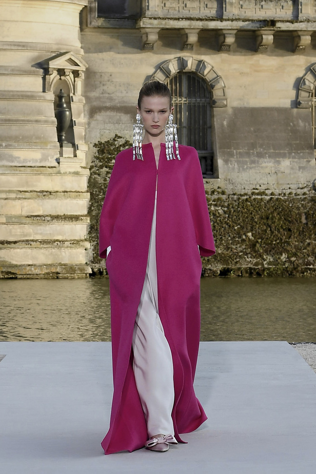 الدانتيل والكشكش عنوان الأناقة في مجموعة Valentino للهوت كوتور 2023-2024