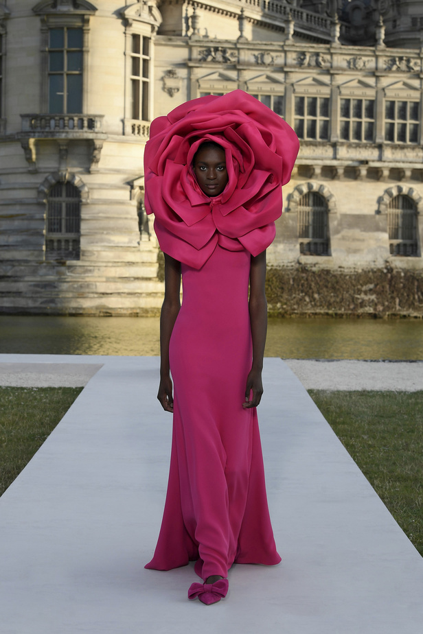 الدانتيل والكشكش عنوان الأناقة في مجموعة Valentino للهوت كوتور 2023-2024