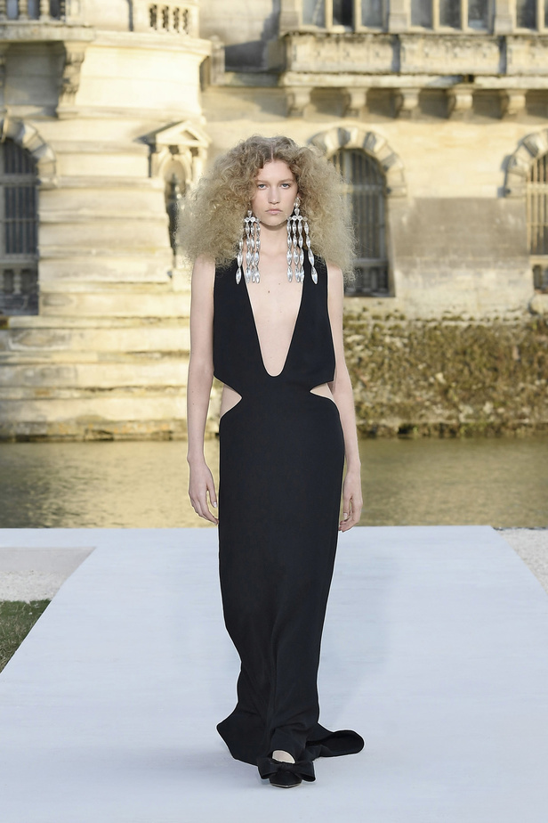 الدانتيل والكشكش عنوان الأناقة في مجموعة Valentino للهوت كوتور 2023-2024