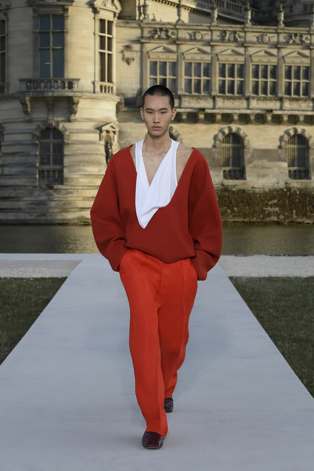 الدانتيل والكشكش عنوان الأناقة في مجموعة Valentino للهوت كوتور 2023-2024