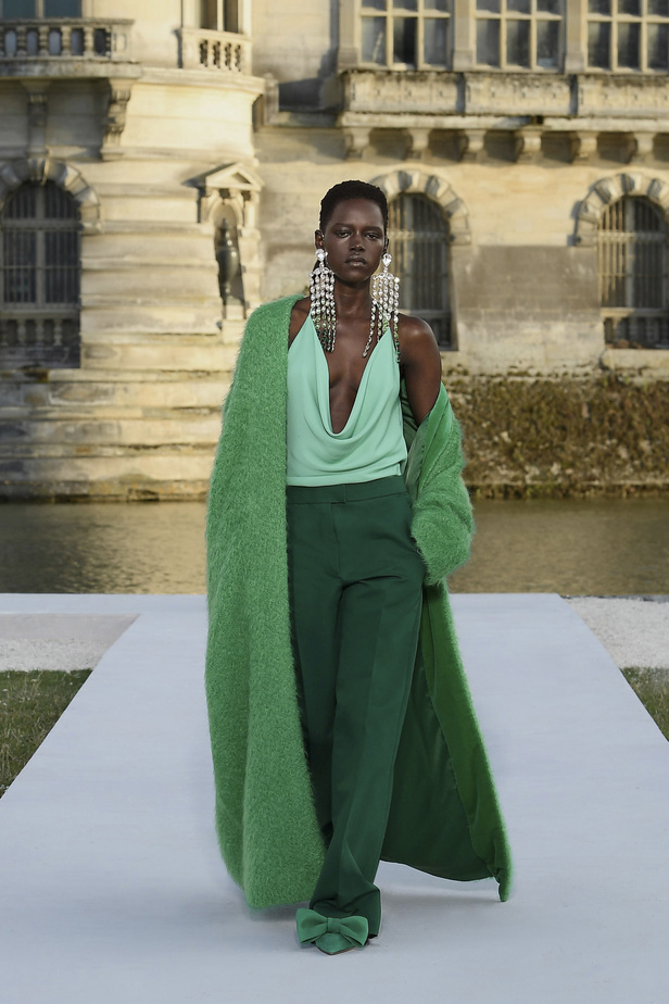 الدانتيل والكشكش عنوان الأناقة في مجموعة Valentino للهوت كوتور 2023-2024