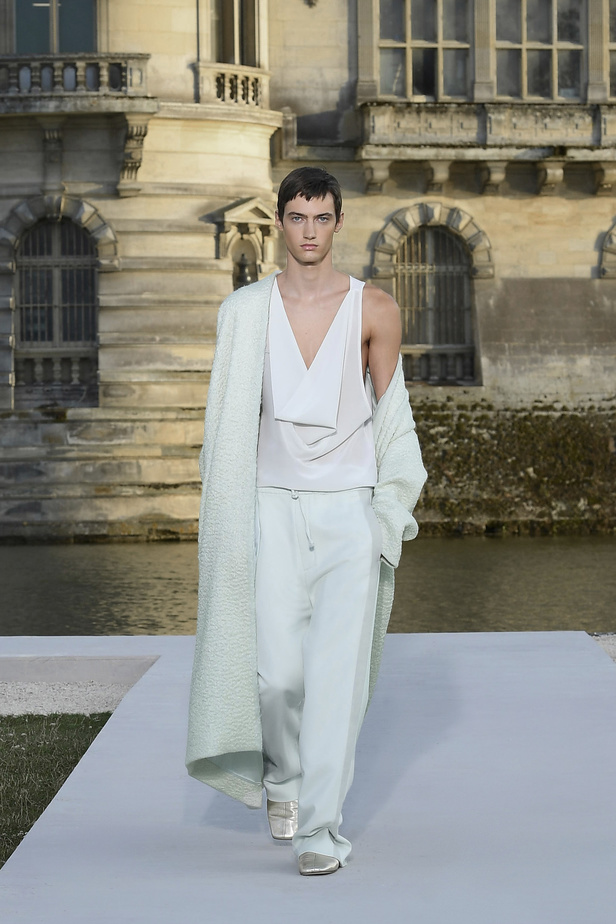 الدانتيل والكشكش عنوان الأناقة في مجموعة Valentino للهوت كوتور 2023-2024