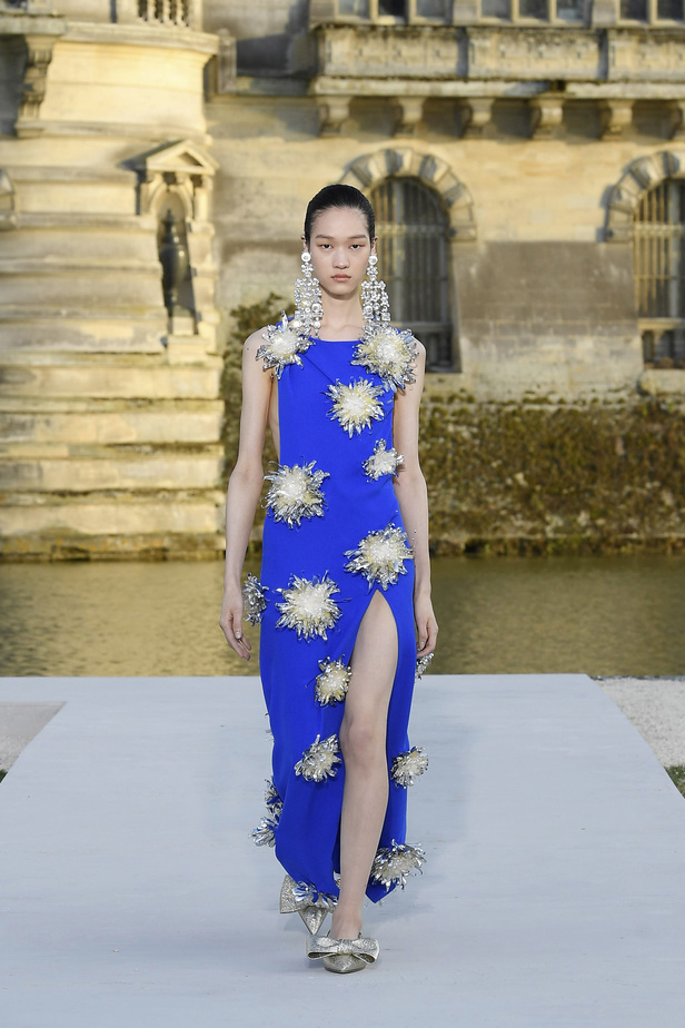 الدانتيل والكشكش عنوان الأناقة في مجموعة Valentino للهوت كوتور 2023-2024