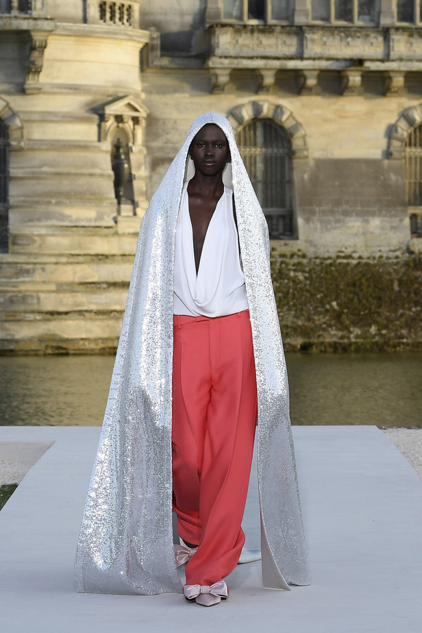 الدانتيل والكشكش عنوان الأناقة في مجموعة Valentino للهوت كوتور 2023-2024