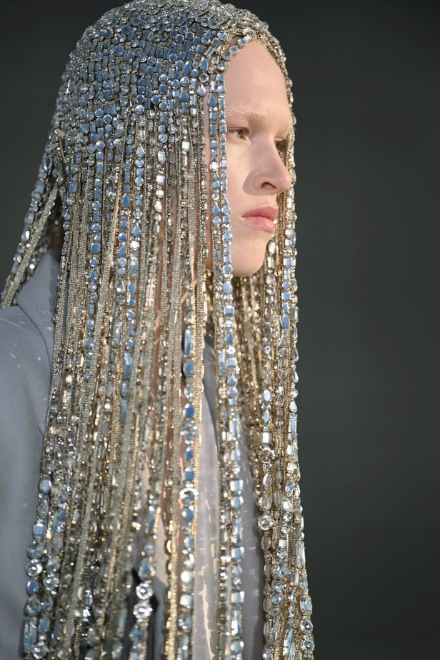 الدانتيل والكشكش عنوان الأناقة في مجموعة Valentino للهوت كوتور 2023-2024