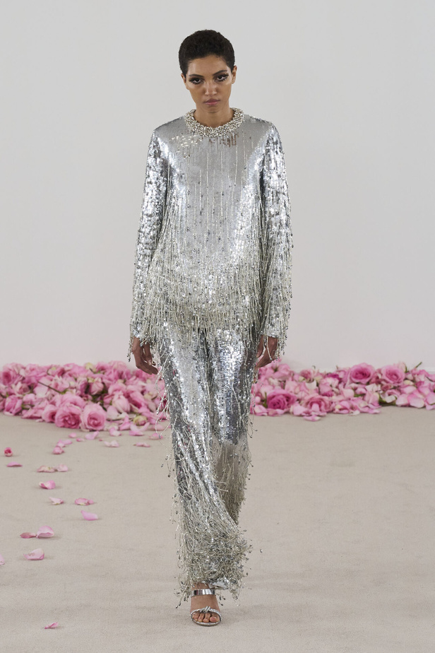 مجموعة Giambattista Valli للهوت كوتور.. فخامة الشك والدانتيل التي لا تزول