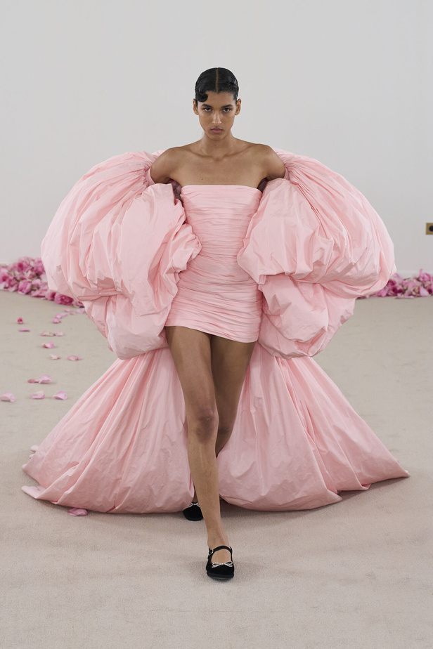 مجموعة Giambattista Valli للهوت كوتور.. فخامة الشك والدانتيل التي لا تزول