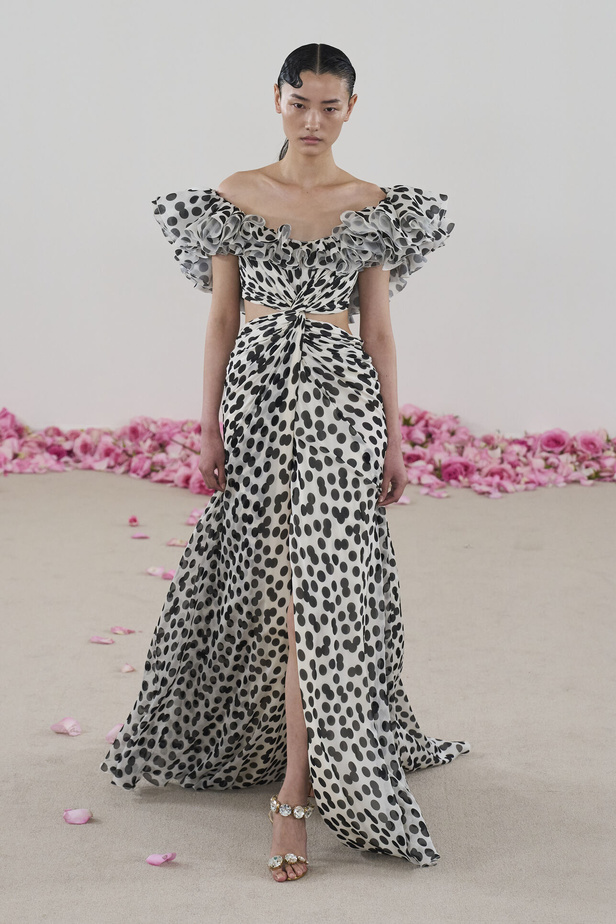 مجموعة Giambattista Valli للهوت كوتور.. فخامة الشك والدانتيل التي لا تزول