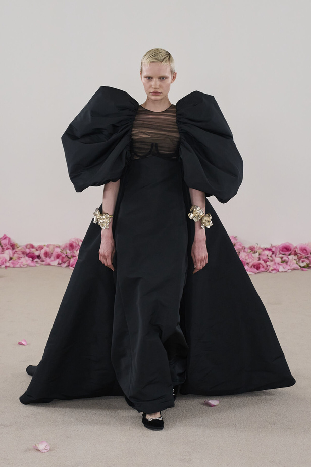 مجموعة Giambattista Valli للهوت كوتور.. فخامة الشك والدانتيل التي لا تزول