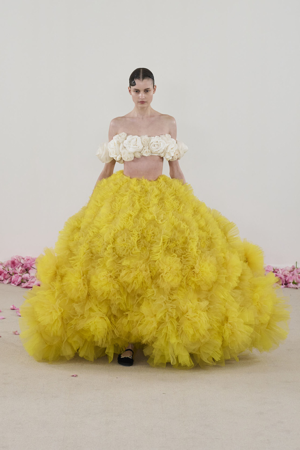 مجموعة Giambattista Valli للهوت كوتور.. فخامة الشك والدانتيل التي لا تزول