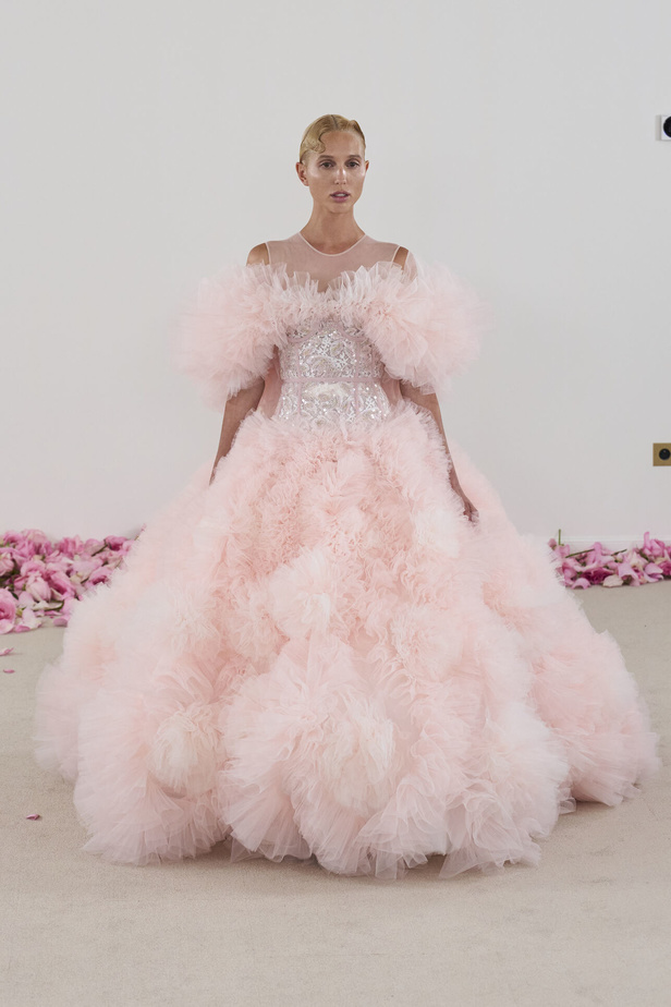 مجموعة Giambattista Valli للهوت كوتور.. فخامة الشك والدانتيل التي لا تزول