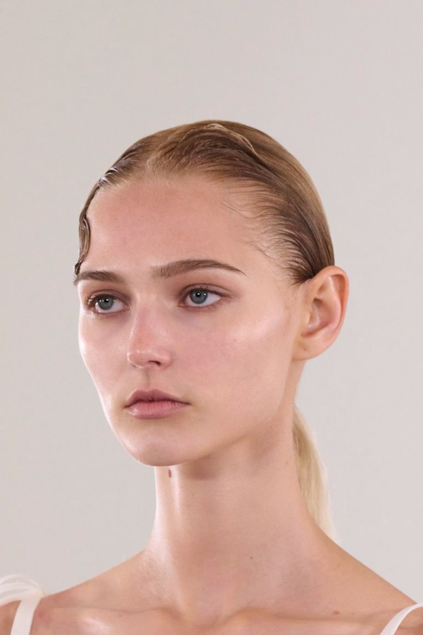 مجموعة Giambattista Valli للهوت كوتور.. فخامة الشك والدانتيل التي لا تزول