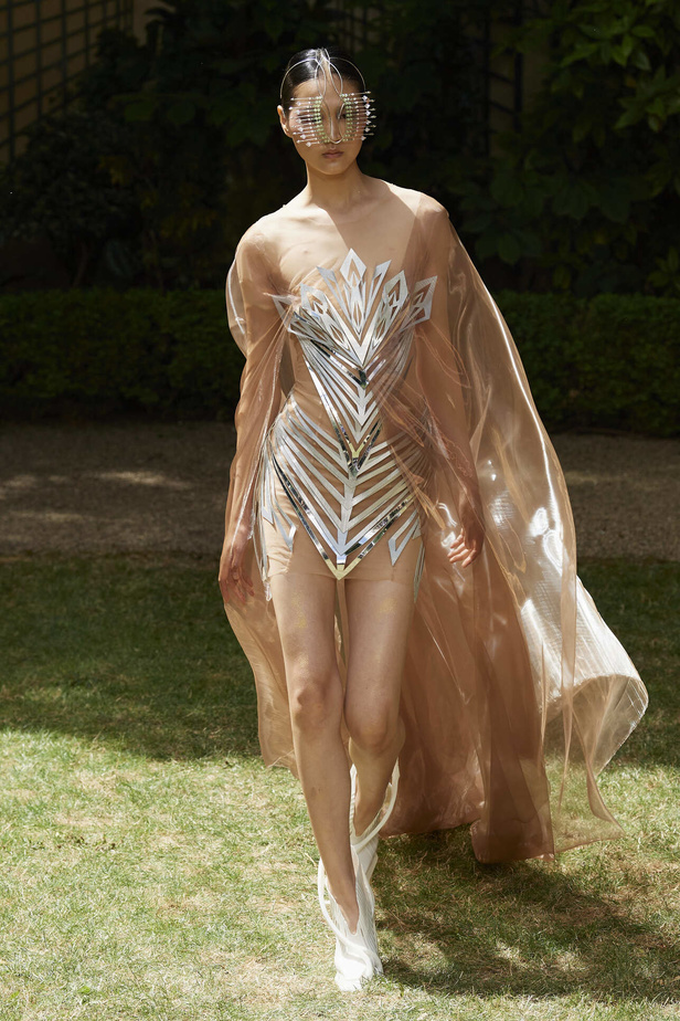 مجموعة Iris Van Herpen الراقية لخريف وشتاء 2023- 2024.. قصات جامدة وثلاثية الأبعاد 