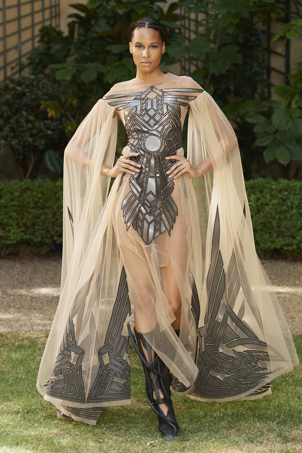 مجموعة Iris Van Herpen الراقية لخريف وشتاء 2023- 2024.. قصات جامدة وثلاثية الأبعاد 