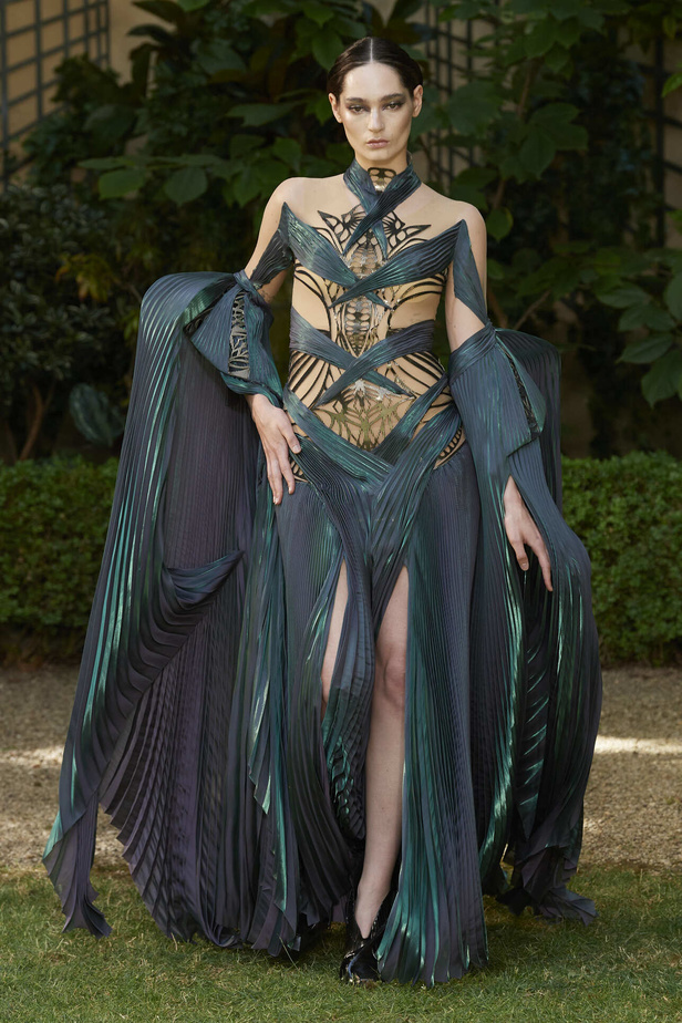 مجموعة Iris Van Herpen الراقية لخريف وشتاء 2023- 2024.. قصات جامدة وثلاثية الأبعاد 