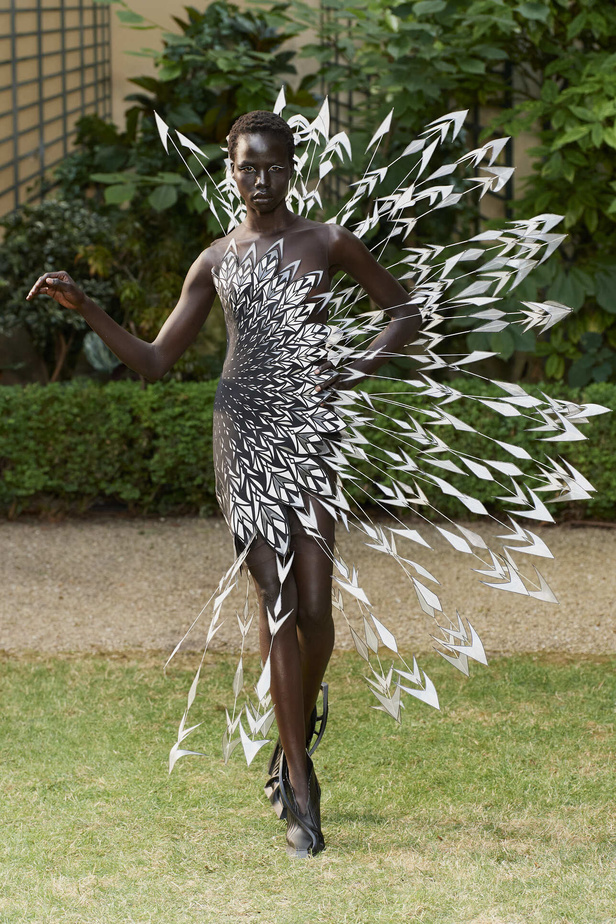 مجموعة Iris Van Herpen الراقية لخريف وشتاء 2023- 2024.. قصات جامدة وثلاثية الأبعاد 