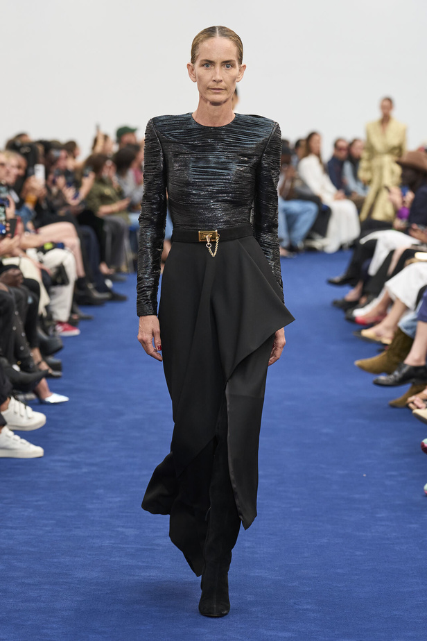 عودة اللون الأسود الى الواجهة مع مجموعةAlexandre Vauthier  لخريف وشتاء 2024 في باريس
