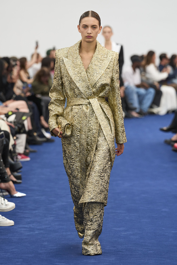 عودة اللون الأسود الى الواجهة مع مجموعةAlexandre Vauthier  لخريف وشتاء 2024 في باريس