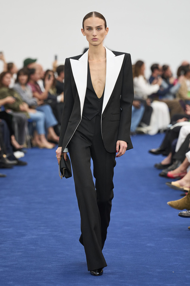 عودة اللون الأسود الى الواجهة مع مجموعةAlexandre Vauthier  لخريف وشتاء 2024 في باريس
